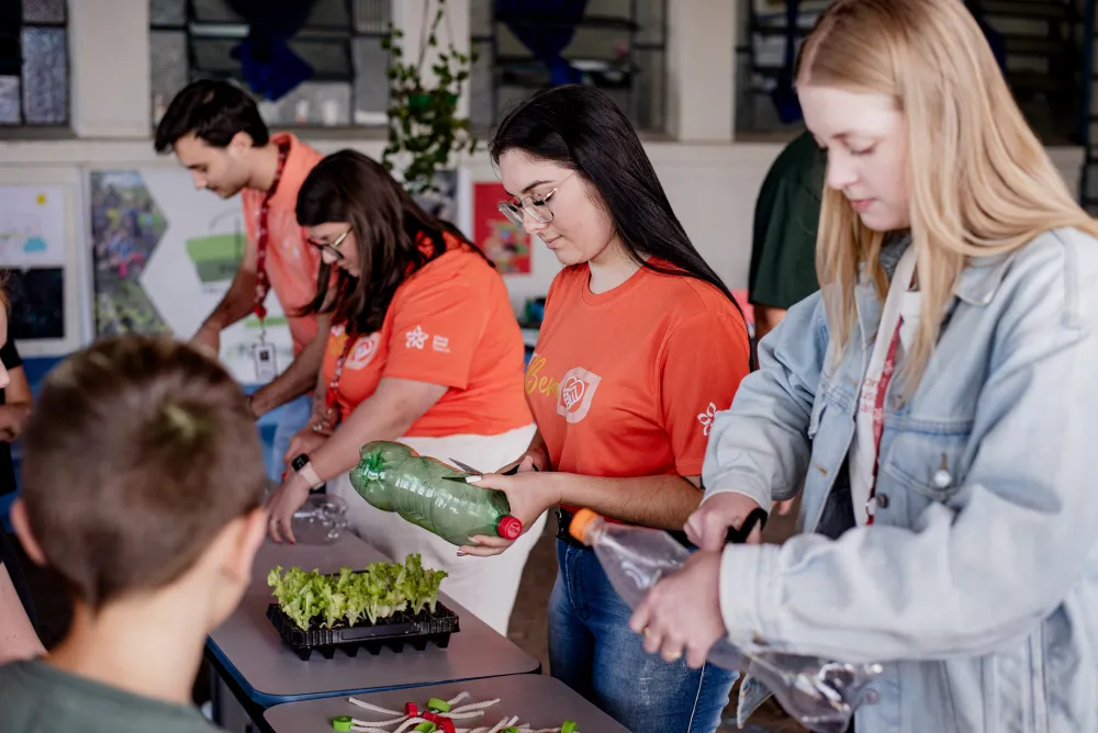 CBT realiza plantio de alface hidropônica em escola de Santa Cruz do Sul CBT realiza plantio de alface hidropônica em escola de Santa Cruz do Sul